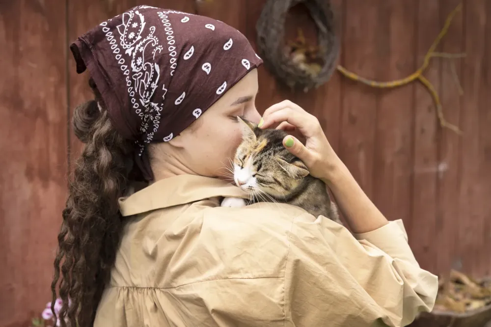 Femme calinant un chat